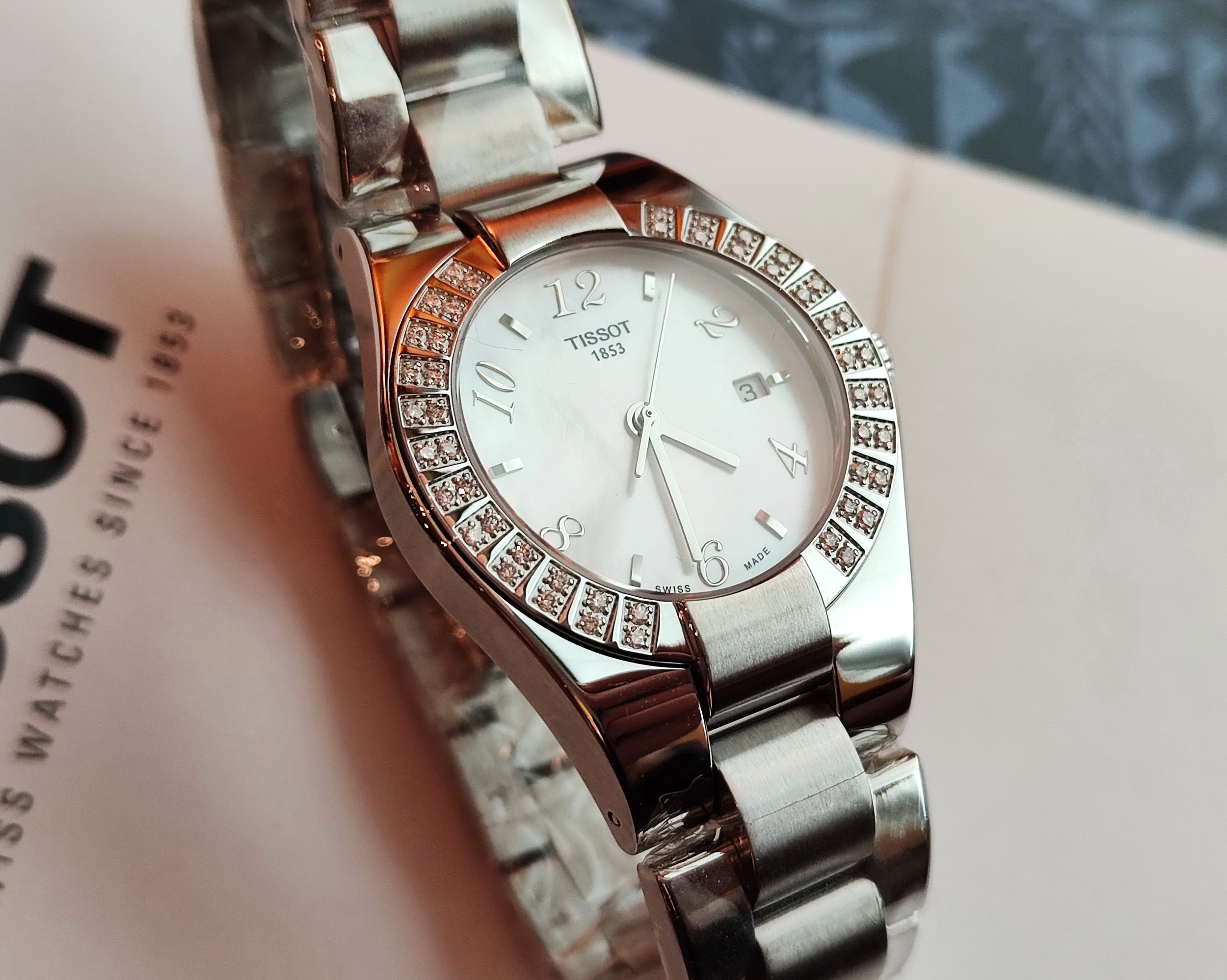 天梭 TISSOT 全新 GLAM SPORT 女仕 原鑲鑽錶 珍珠母貝面盤 錶徑32mm 石英機芯~原廠盒單 未使用品 3