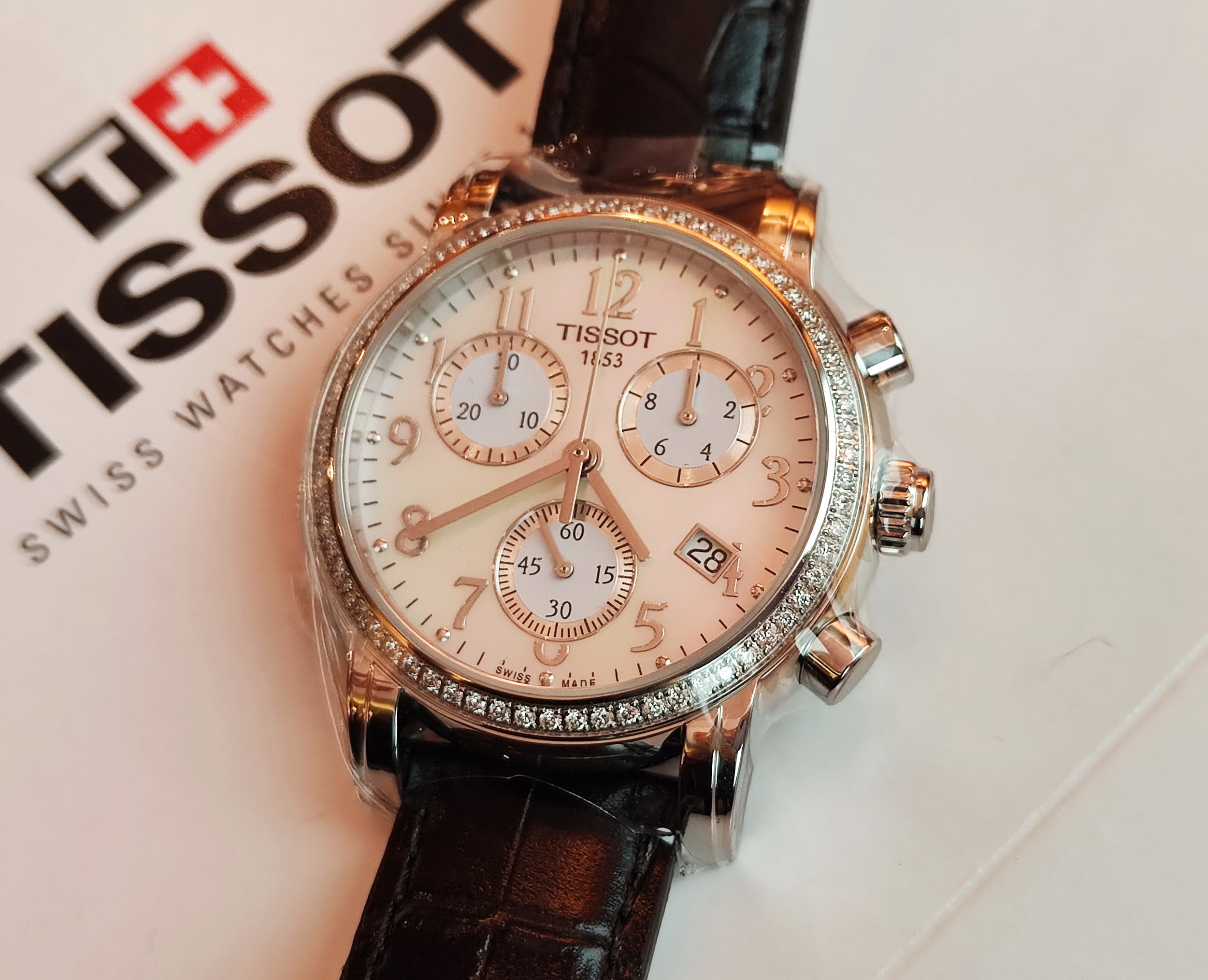 天梭 TISSOT 全新 Lady 女仕 原鑲鑽圈 珍珠母貝面盤 錶徑35mm 原裝石英機芯~原廠盒單 未使用品 3