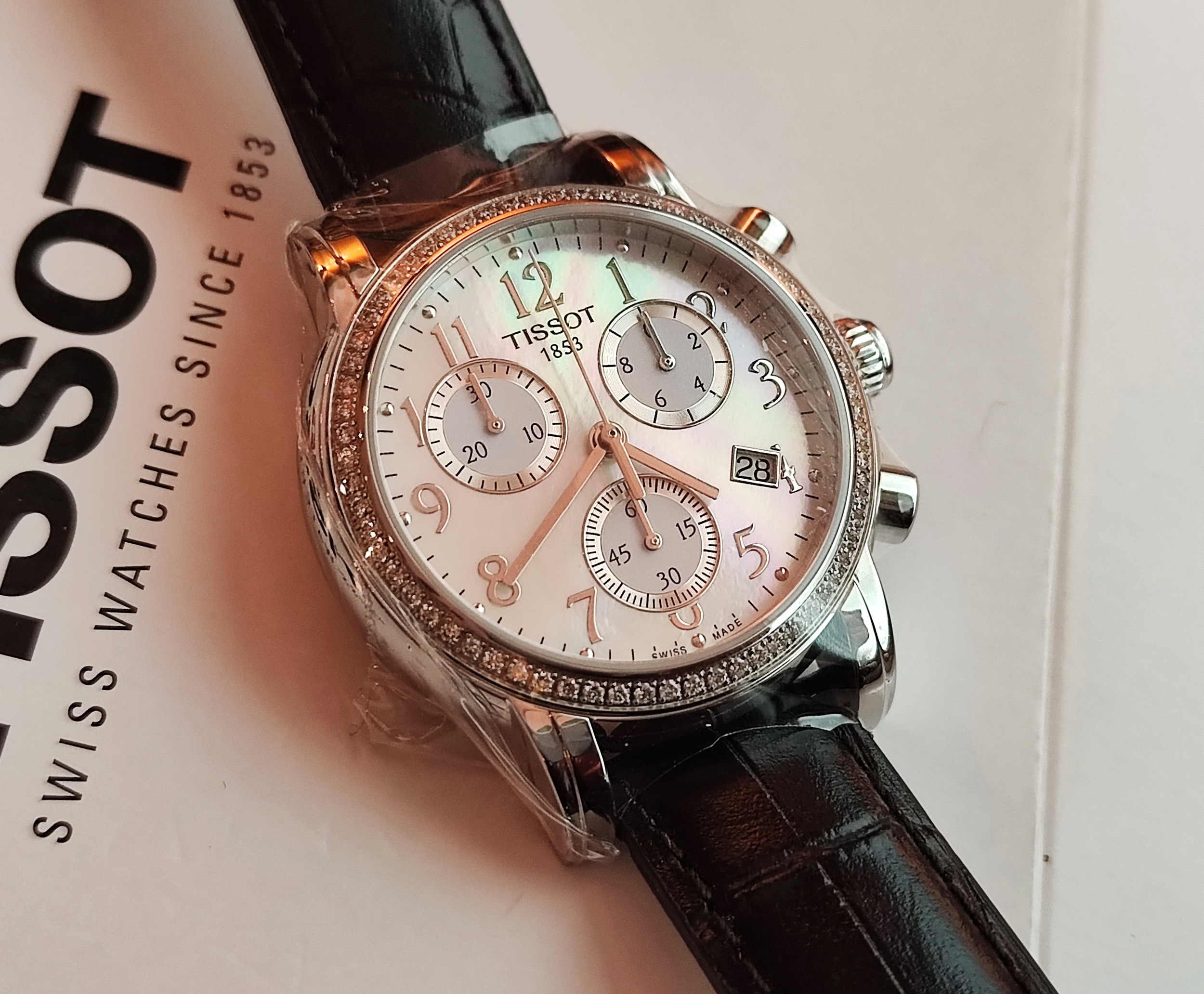 天梭 TISSOT 全新 Lady 女仕 原鑲鑽圈 珍珠母貝面盤 錶徑35mm 原裝石英機芯~原廠盒單 未使用品 2