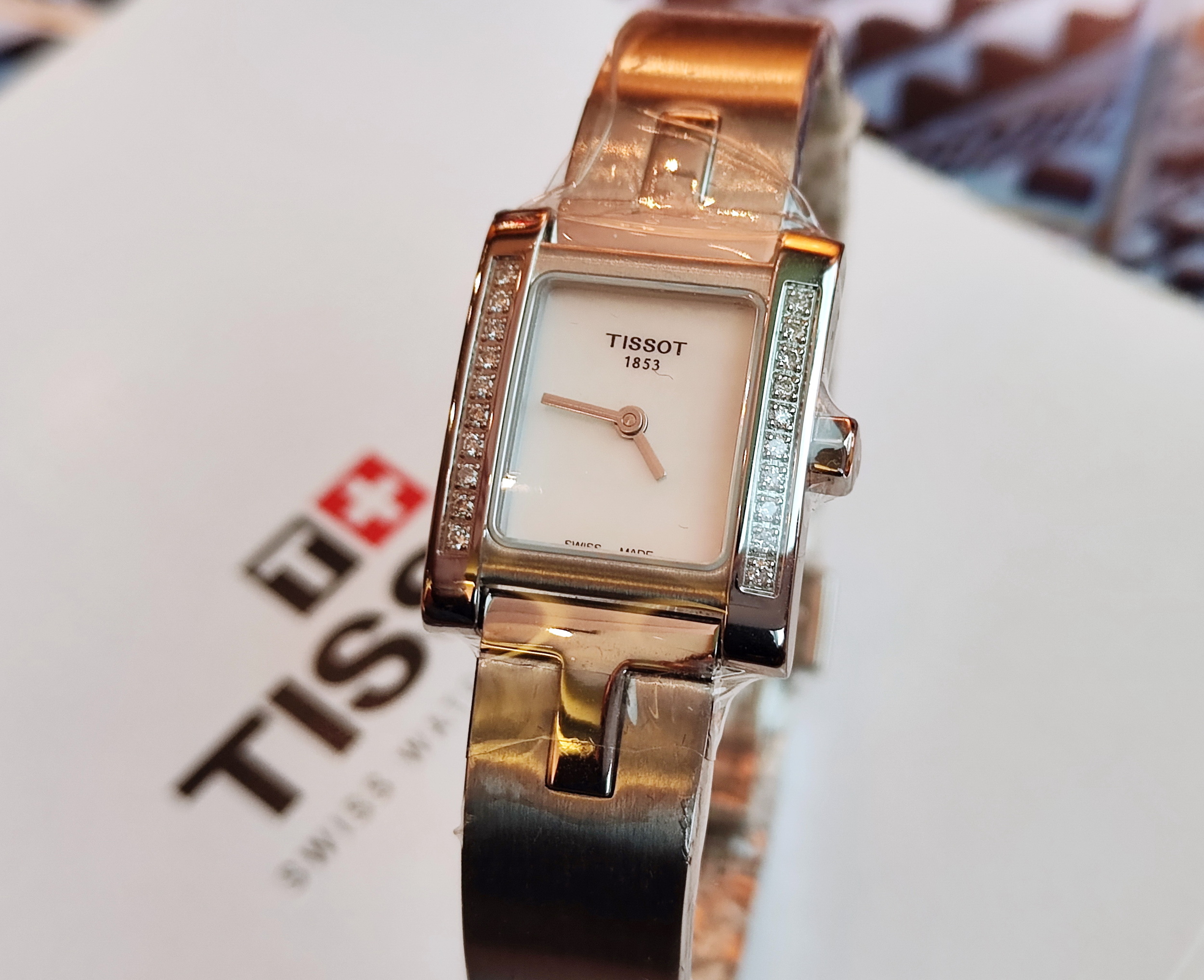 天梭 TISSOT 全新 Lady 女仕 原鑲鑽 珍珠母貝面盤 錶徑20mm 石英機芯~原廠盒單 未使用品 2