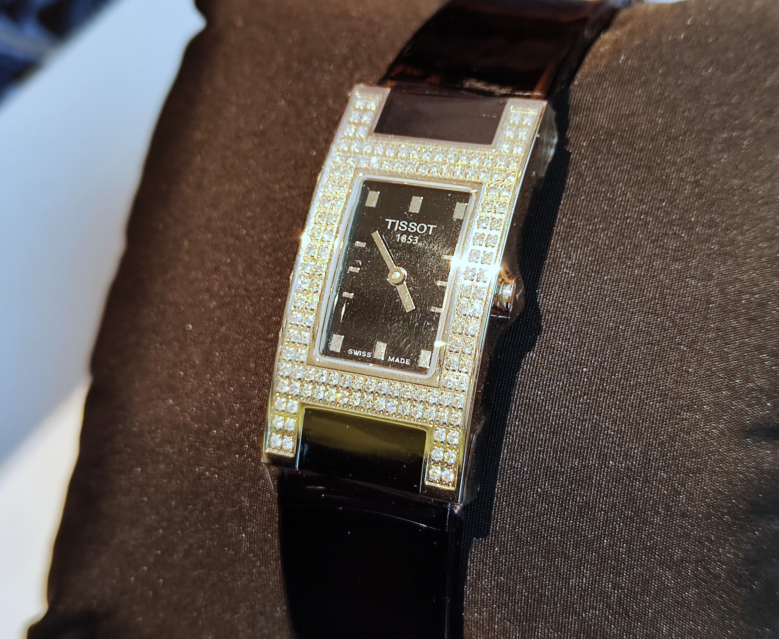 天梭 TISSOT 全新 Bellf Hour系列 原鑲鑽錶 大H 黑色面盤 石英機芯~原廠盒單 未使用品 2