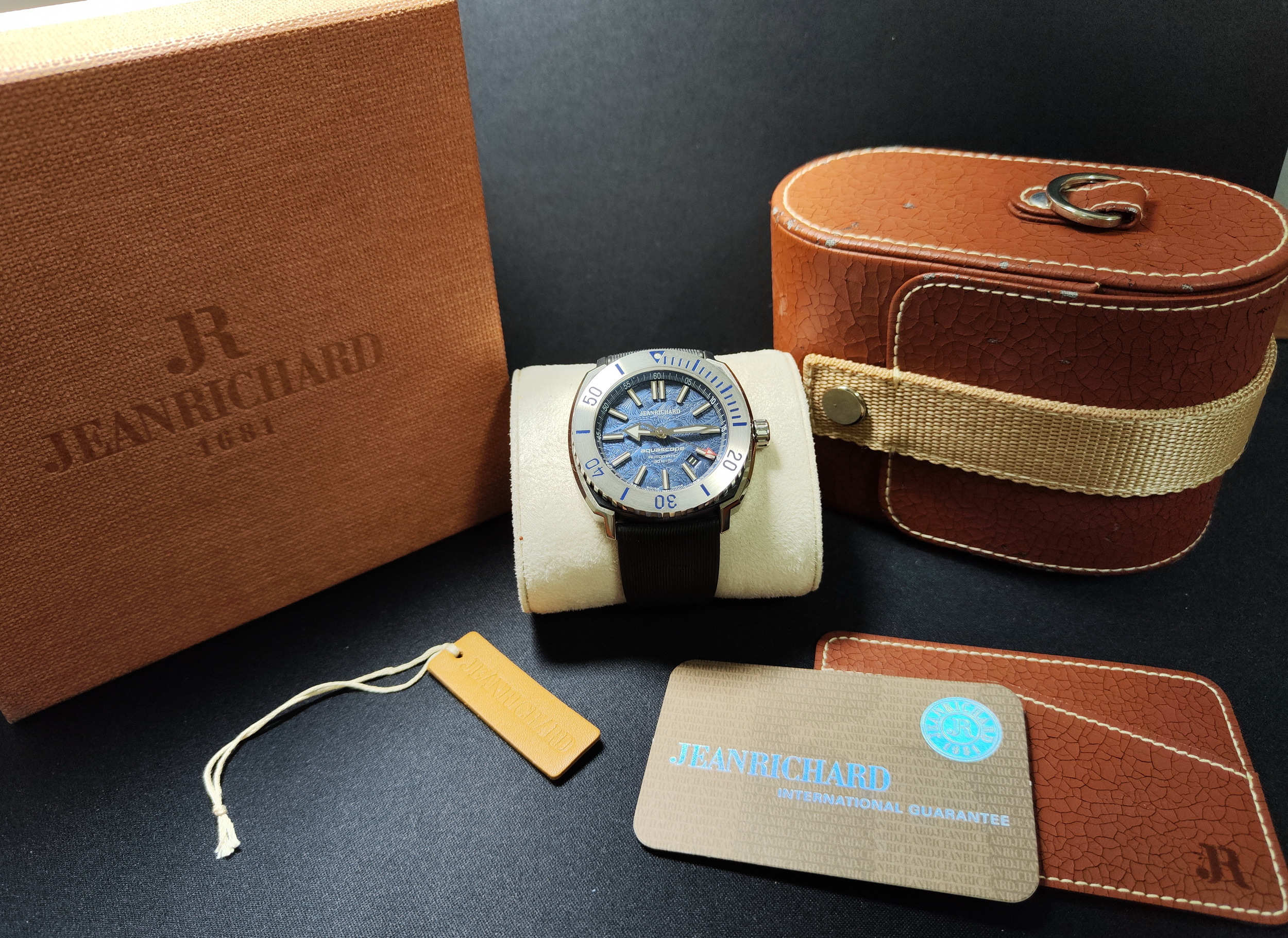 Jean Richard 尚維沙 Aquascope 浮世繪雕刻 藍色面盤 大錶徑44mm 自動上鍊 絕版釋出~原廠盒單 JR DJR 9