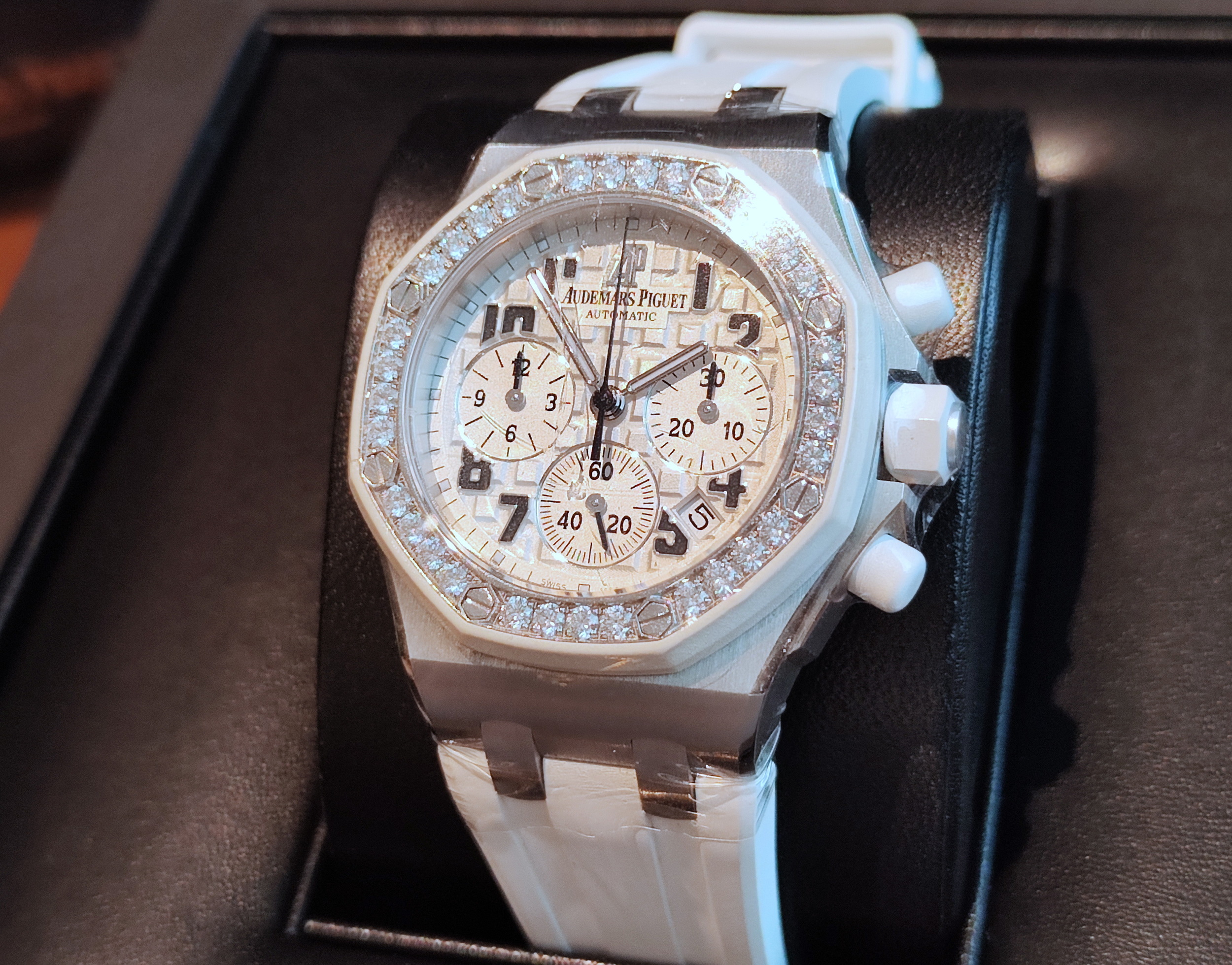 愛彼 AP 皇家橡樹 26048 原鑲鑽圈 錶徑37mm 白色面盤 自動上鍊 計時功能~原廠盒單 2