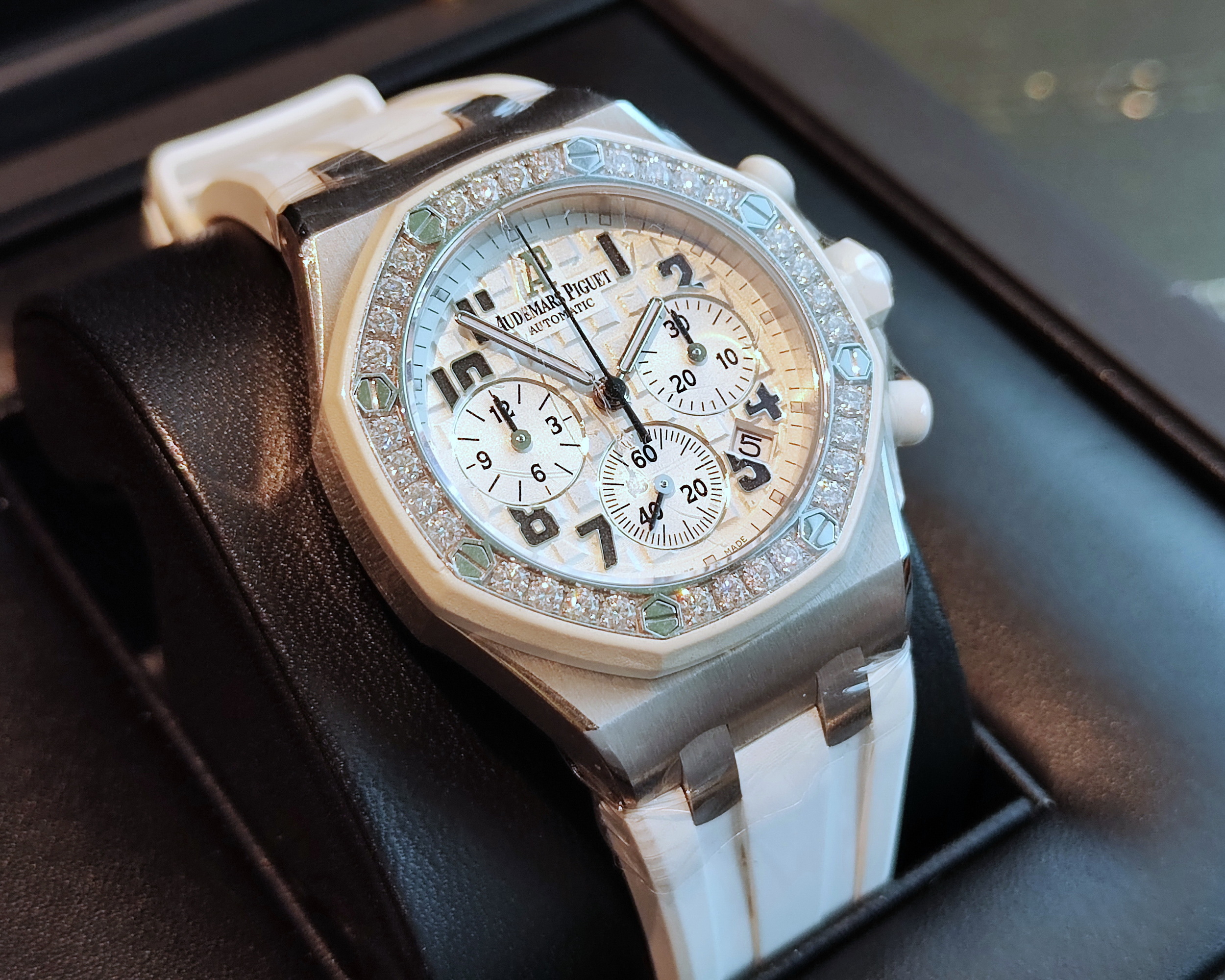 愛彼 AP 皇家橡樹 26048 原鑲鑽圈 錶徑37mm 白色面盤 自動上鍊 計時功能~原廠盒單 3