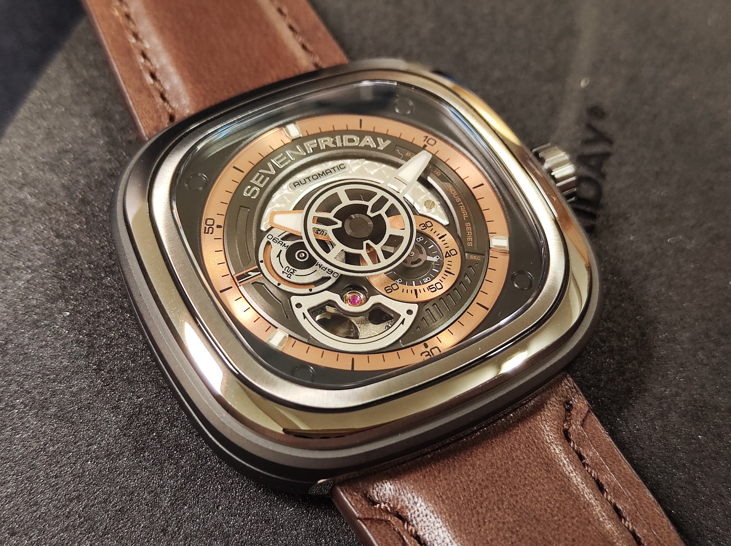 SEVENFRIDAY 全新 P2C/01 咖啡色 鏤空面盤~原廠盒單 2025AD 2