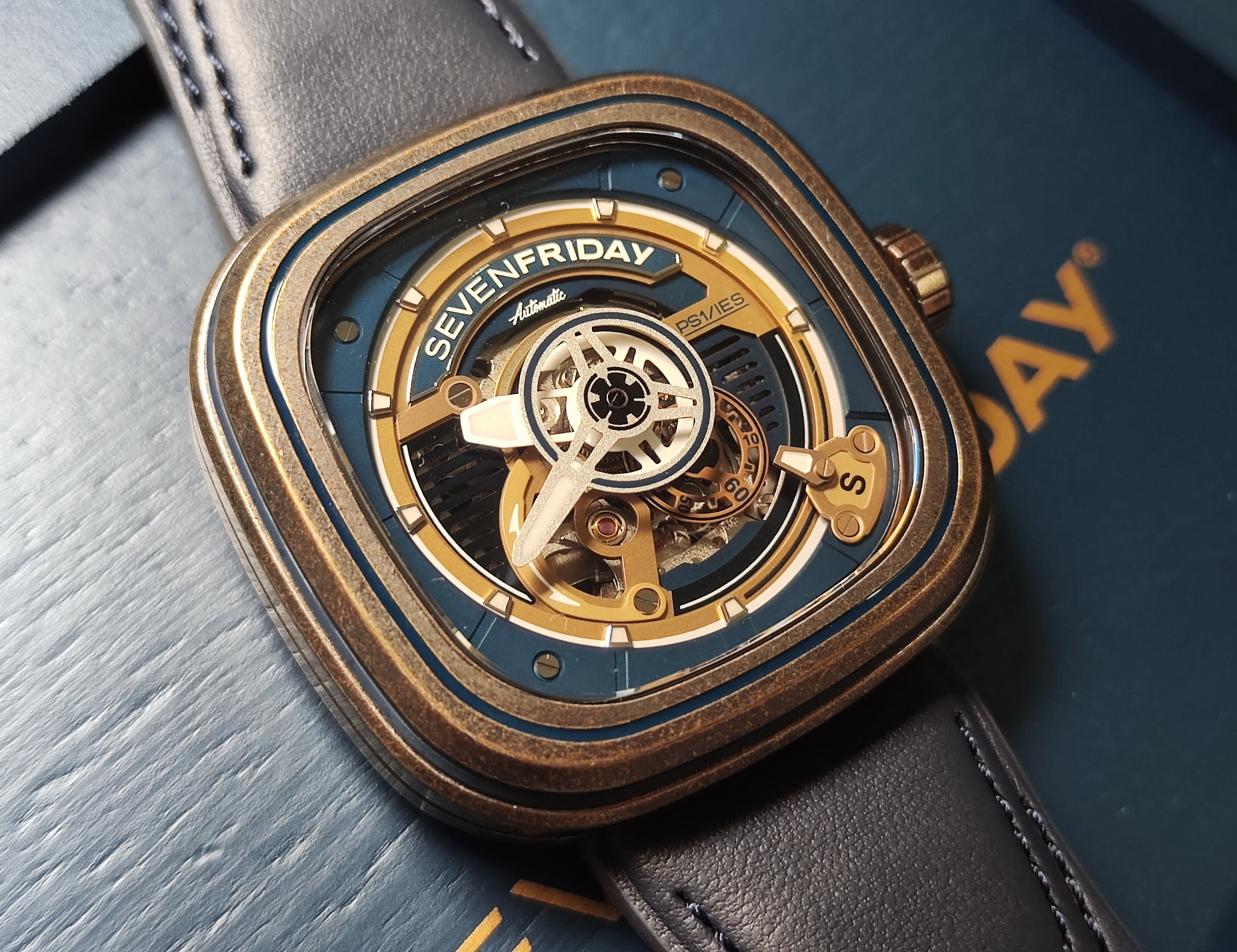 SEVENFRIDAY 全新 PS1/04 黃銅錶殼 全球限量款 海軍藍 鏤空面盤 自動上鍊 復古風格~原廠盒單 2025AD 2