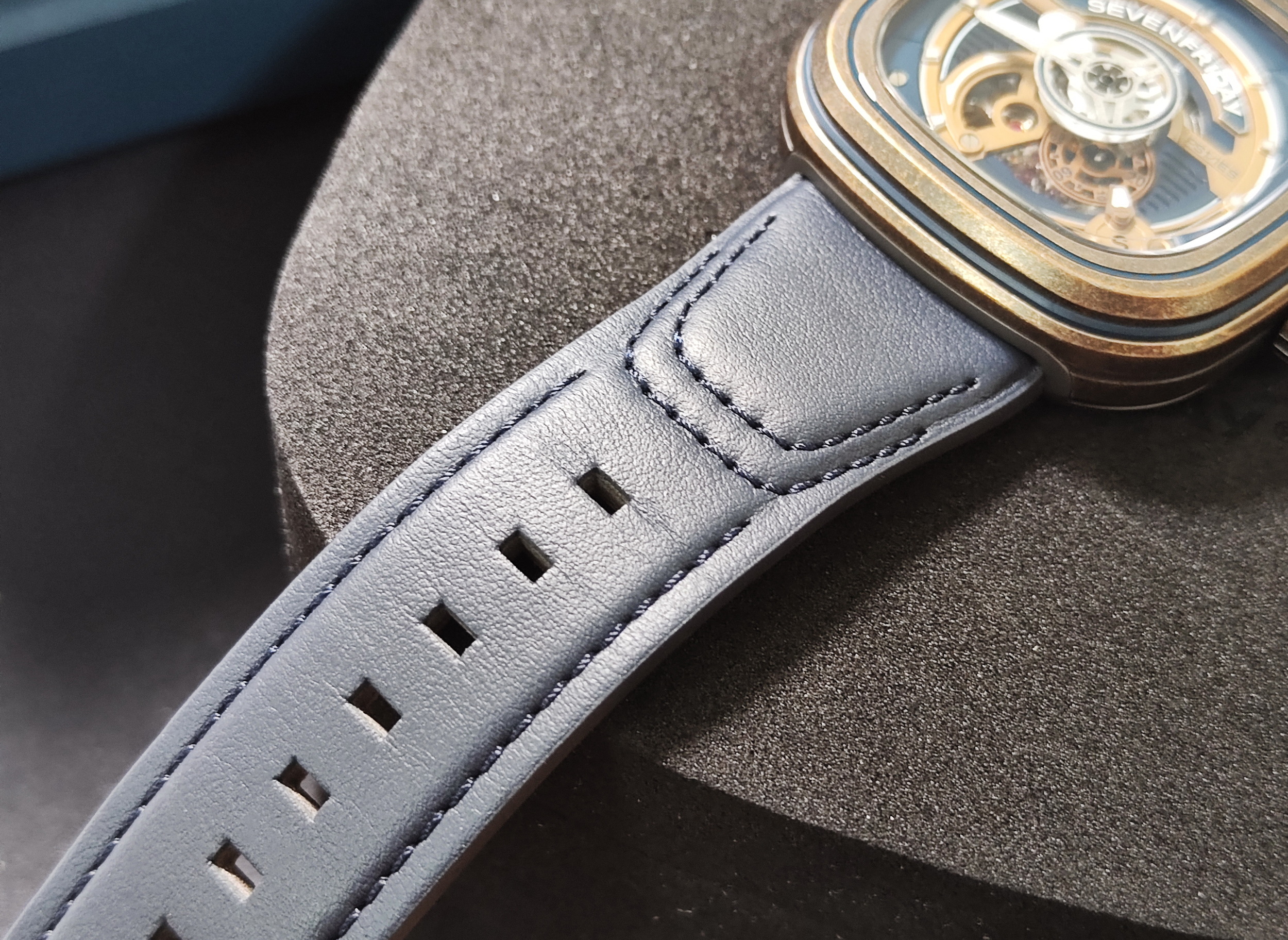 SEVENFRIDAY 全新 PS1/04 黃銅錶殼 全球限量款 海軍藍 鏤空面盤 自動上鍊 復古風格~原廠盒單 2025AD 6