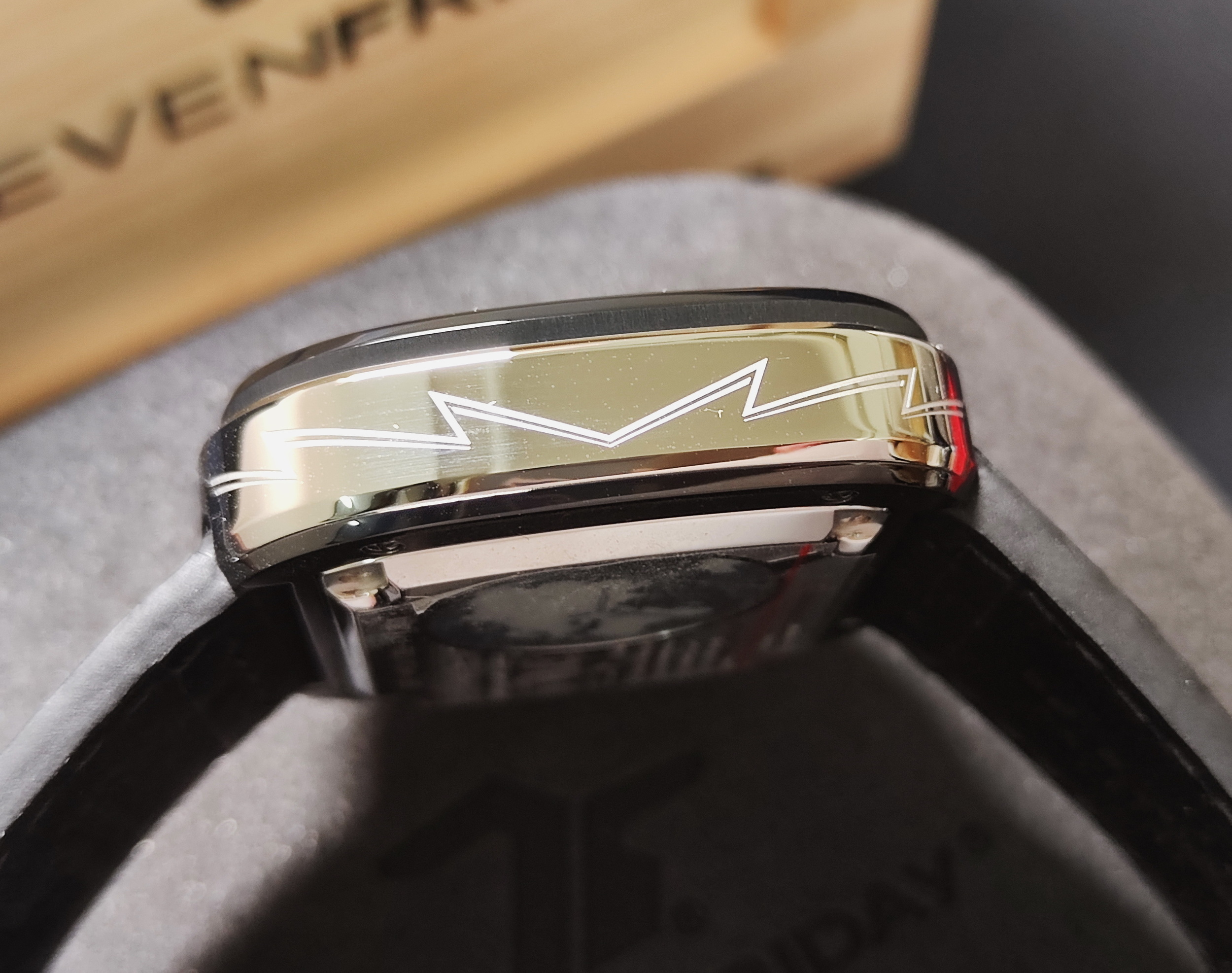 SEVENFRIDAY 全新 M3/08 黑色PVD 自動上鍊 特殊面盤顯示 龐克搖滾風~原廠盒單 2025AD 5