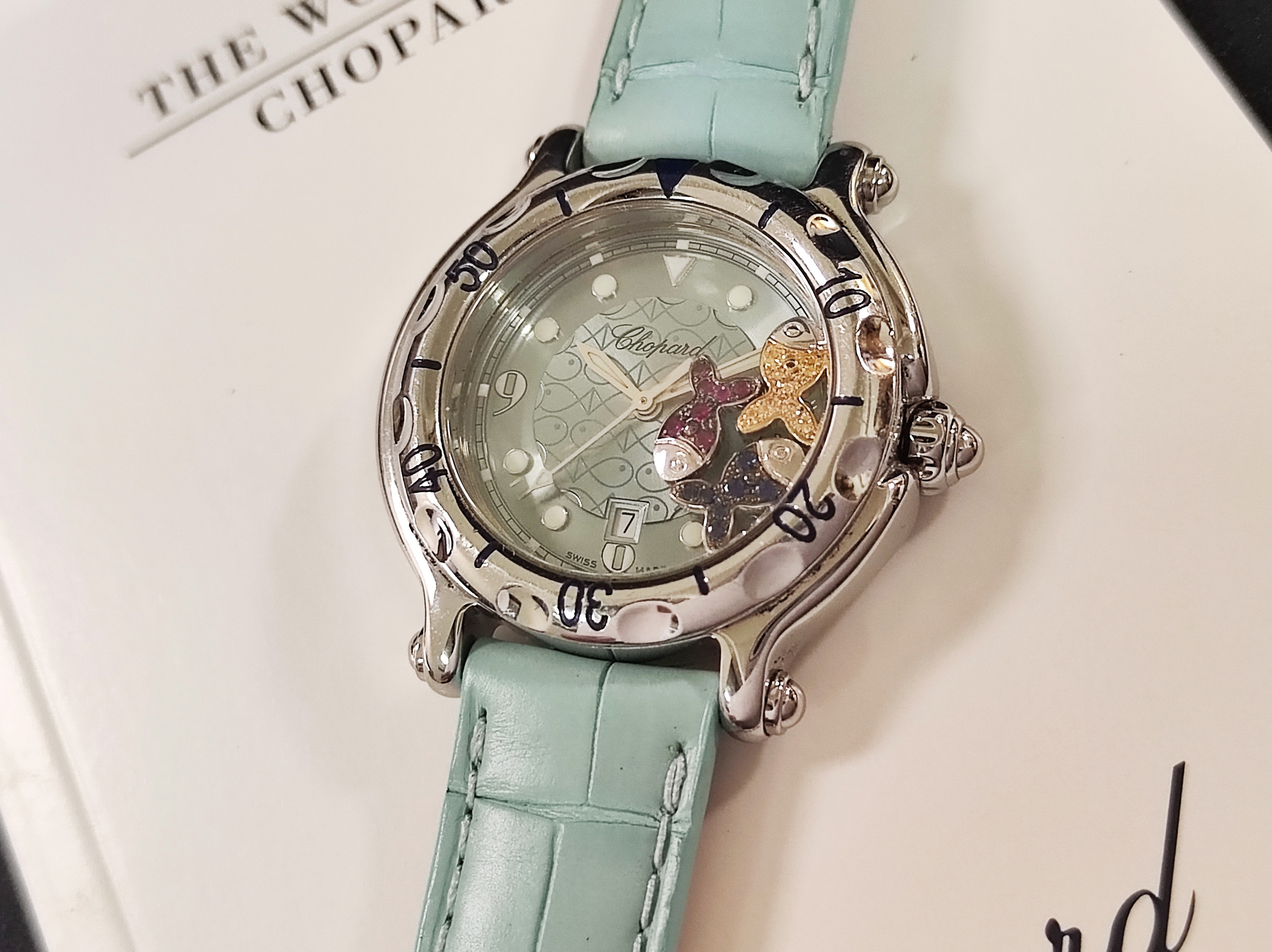 蕭邦 CHOPARD 快樂魚 粉綠面盤 錶徑32mm 石英機芯 紅/藍/黃三寶石魚 快樂鑽~原廠盒單 2