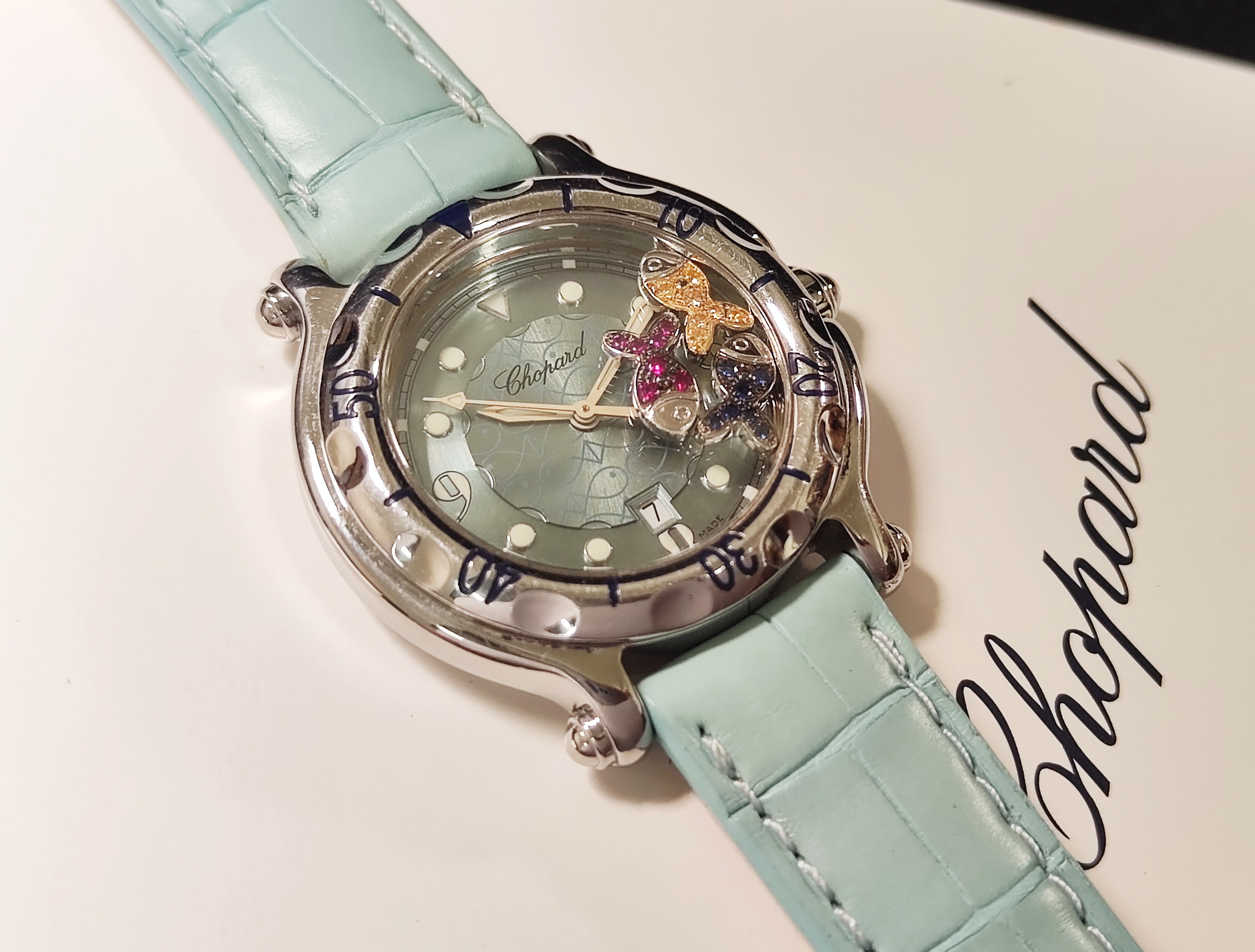 蕭邦 CHOPARD 快樂魚 粉綠面盤 錶徑32mm 石英機芯 紅/藍/黃三寶石魚 快樂鑽~原廠盒單 3