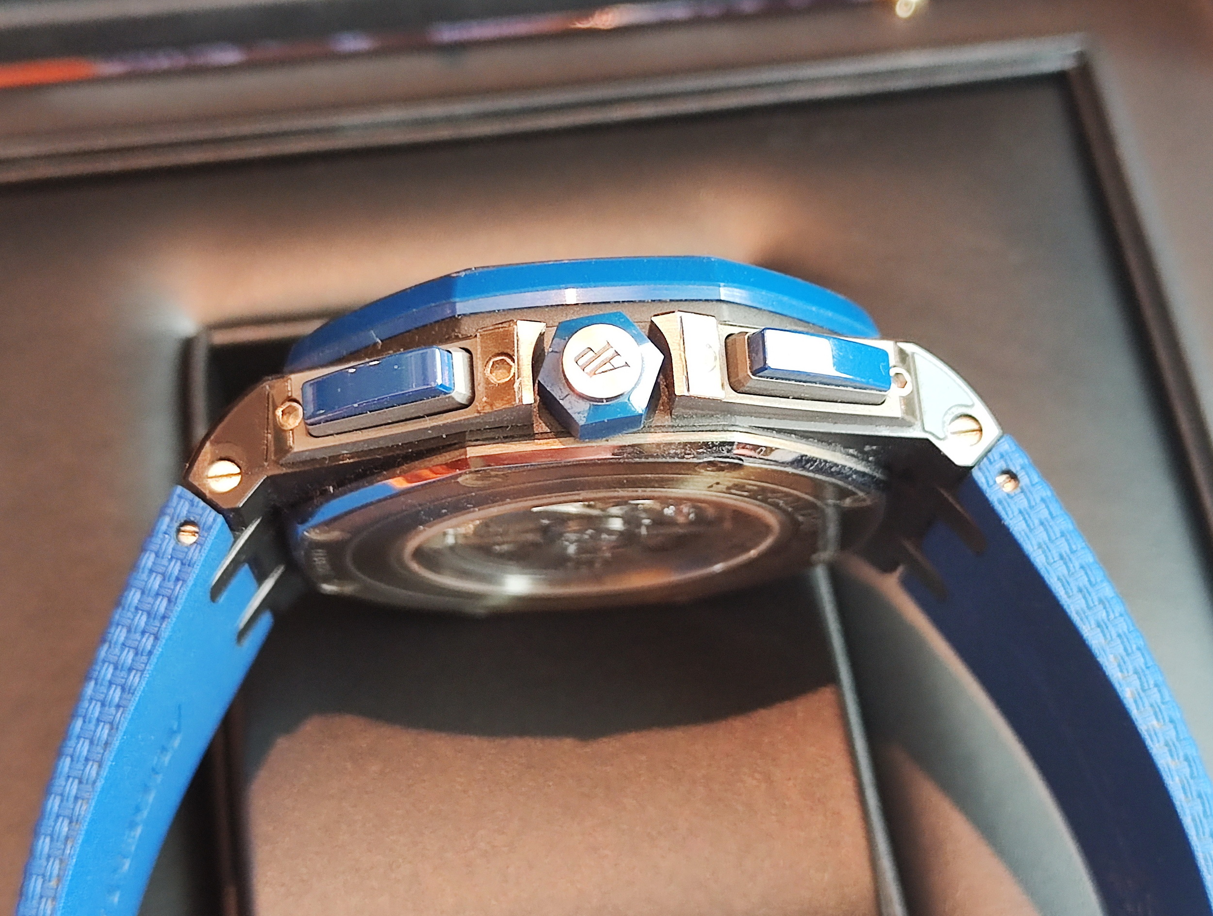 愛彼 AP 皇家橡樹 26405CE 藍/黑色陶瓷 煙燻藍面 大錶徑44mm 自動上鍊 計時功能~原廠盒單 4