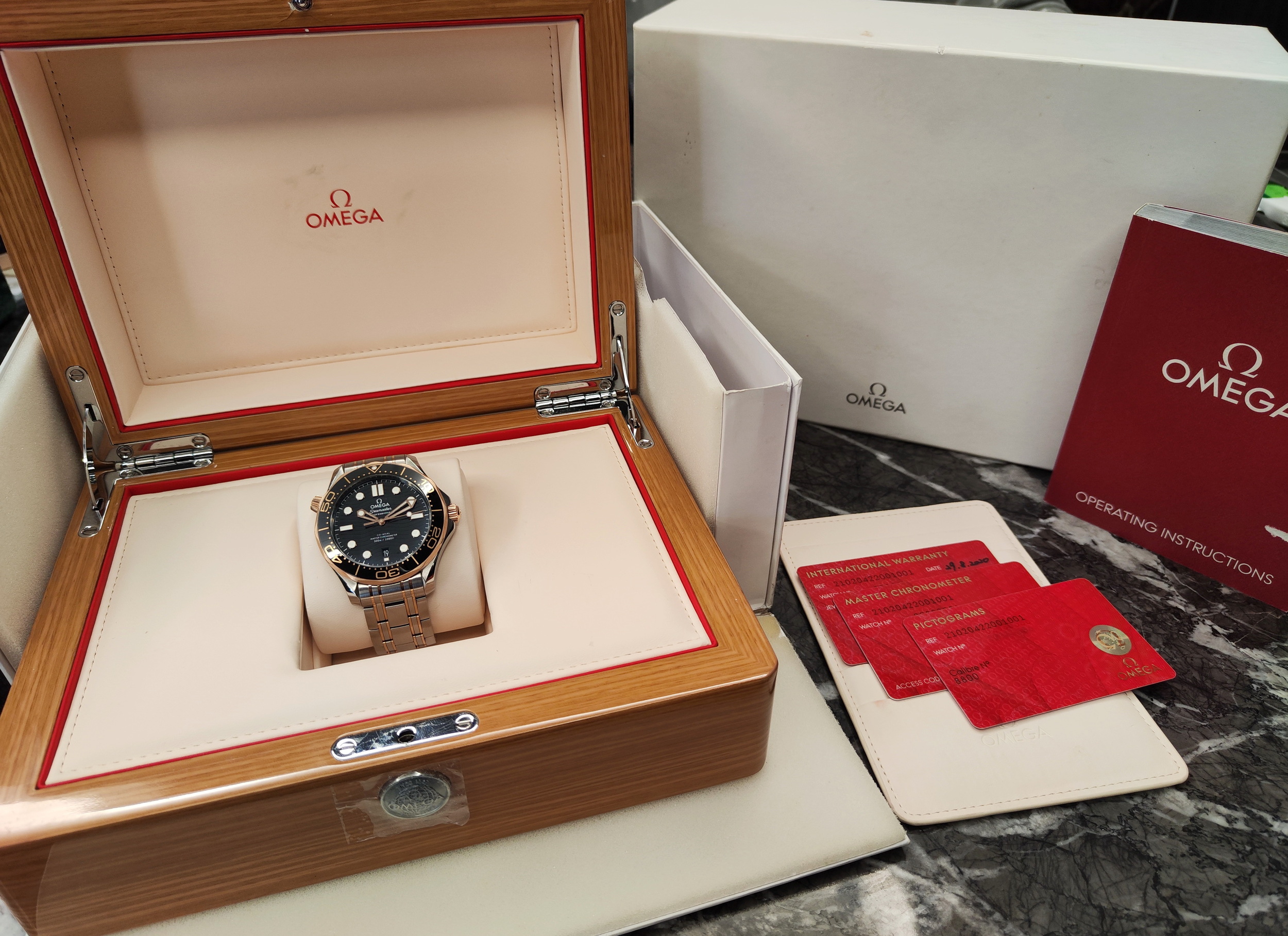 OMEGA 最新款 半玫瑰金 大海馬 大錶徑42mm 黑色陶瓷圈 大黑馬 原廠半金鍊帶~原廠盒單 2020 9