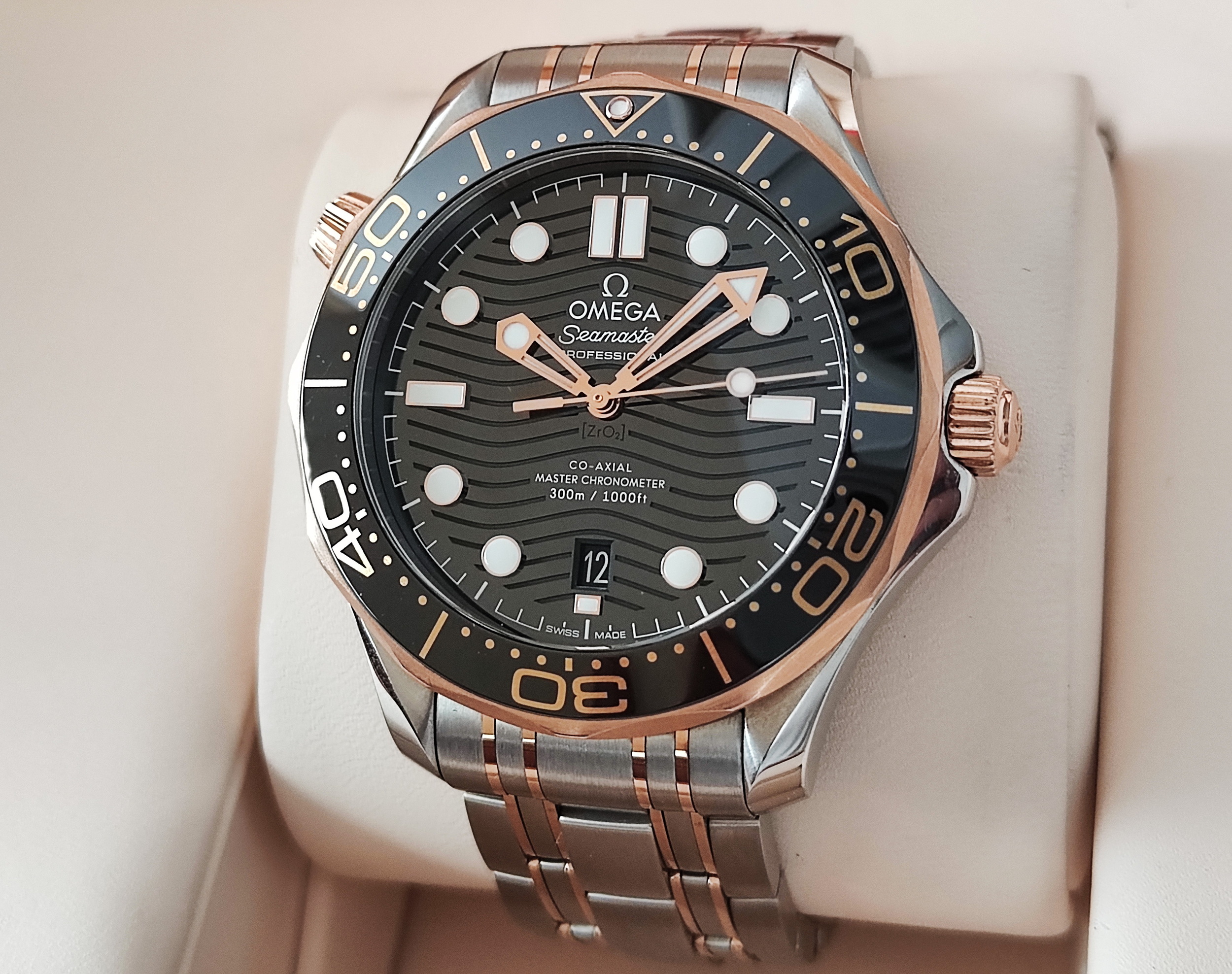 OMEGA 最新款 半玫瑰金 大海馬 大錶徑42mm 黑色陶瓷圈 大黑馬 原廠半金鍊帶~原廠盒單 2020 2