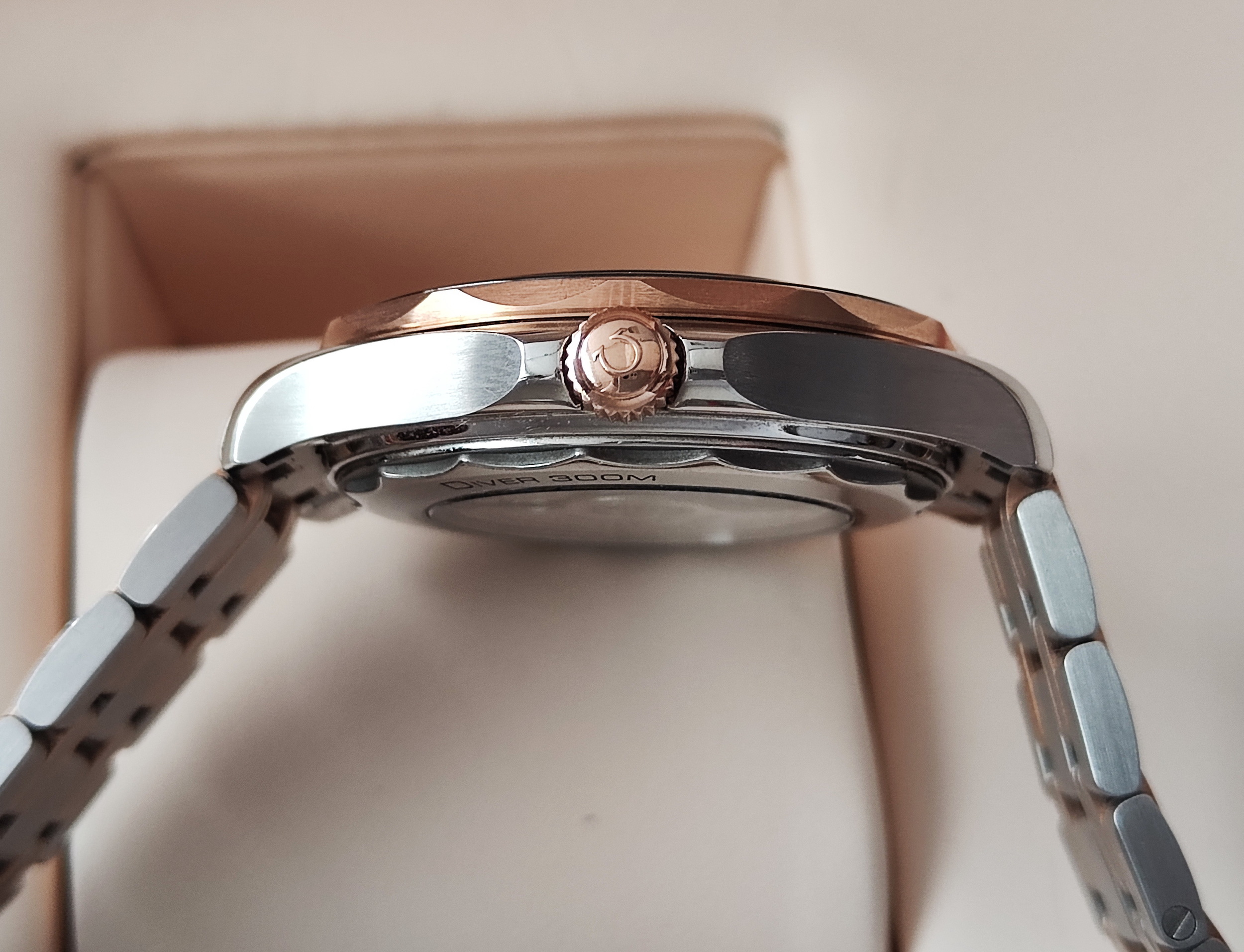 OMEGA 最新款 半玫瑰金 大海馬 大錶徑42mm 黑色陶瓷圈 大黑馬 原廠半金鍊帶~原廠盒單 2020 4