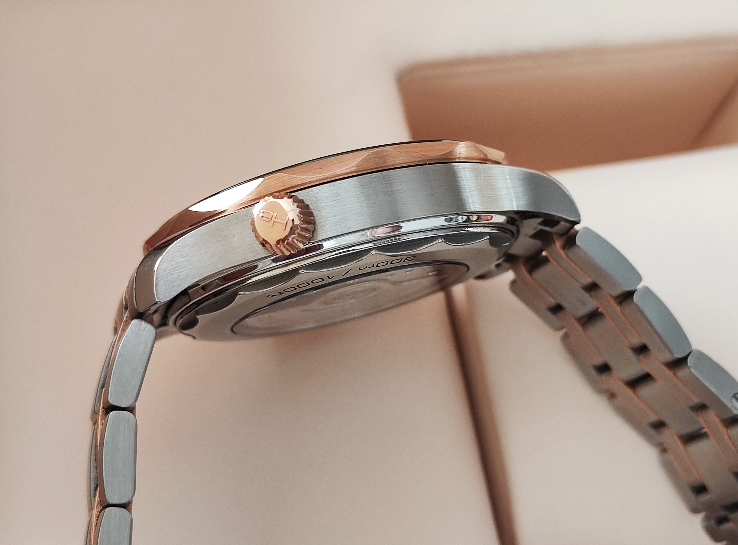 OMEGA 最新款 半玫瑰金 大海馬 大錶徑42mm 黑色陶瓷圈 大黑馬 原廠半金鍊帶~原廠盒單 2020 6