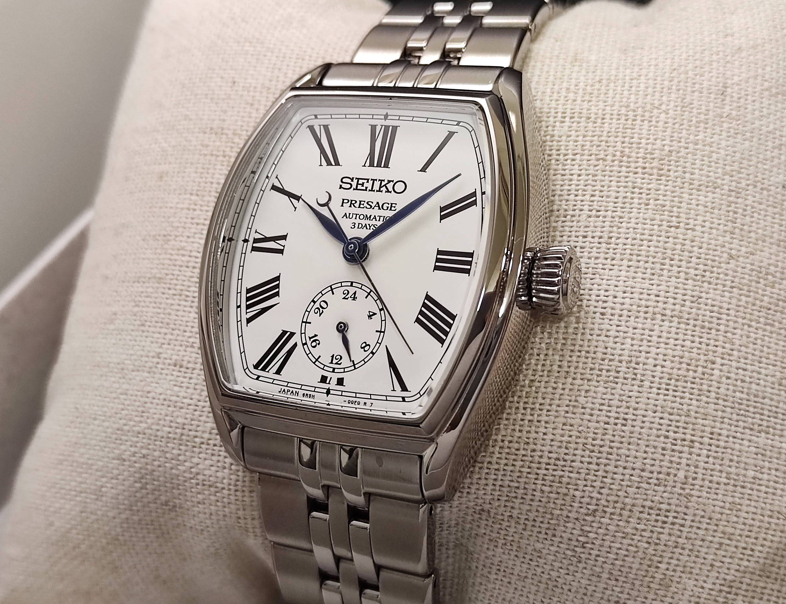 精工 SEIKO 最新款SPB537 白色琺瑯面盤 酒桶型錶殼 自動上鍊 3日動能 羅馬數字~原廠盒單 2026AD 3