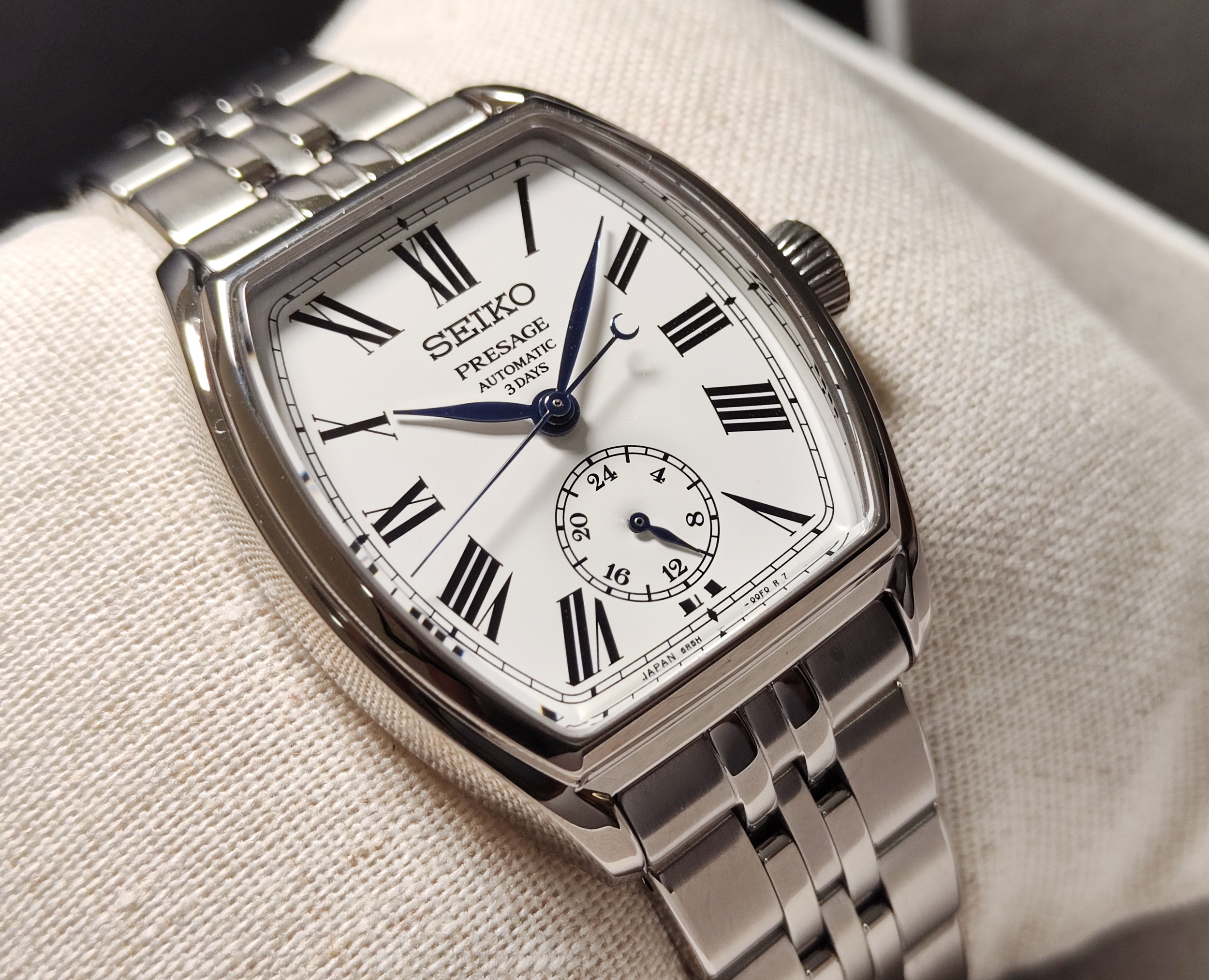 精工 SEIKO 最新款SPB537 白色琺瑯面盤 酒桶型錶殼 自動上鍊 3日動能 羅馬數字~原廠盒單 2026AD 2