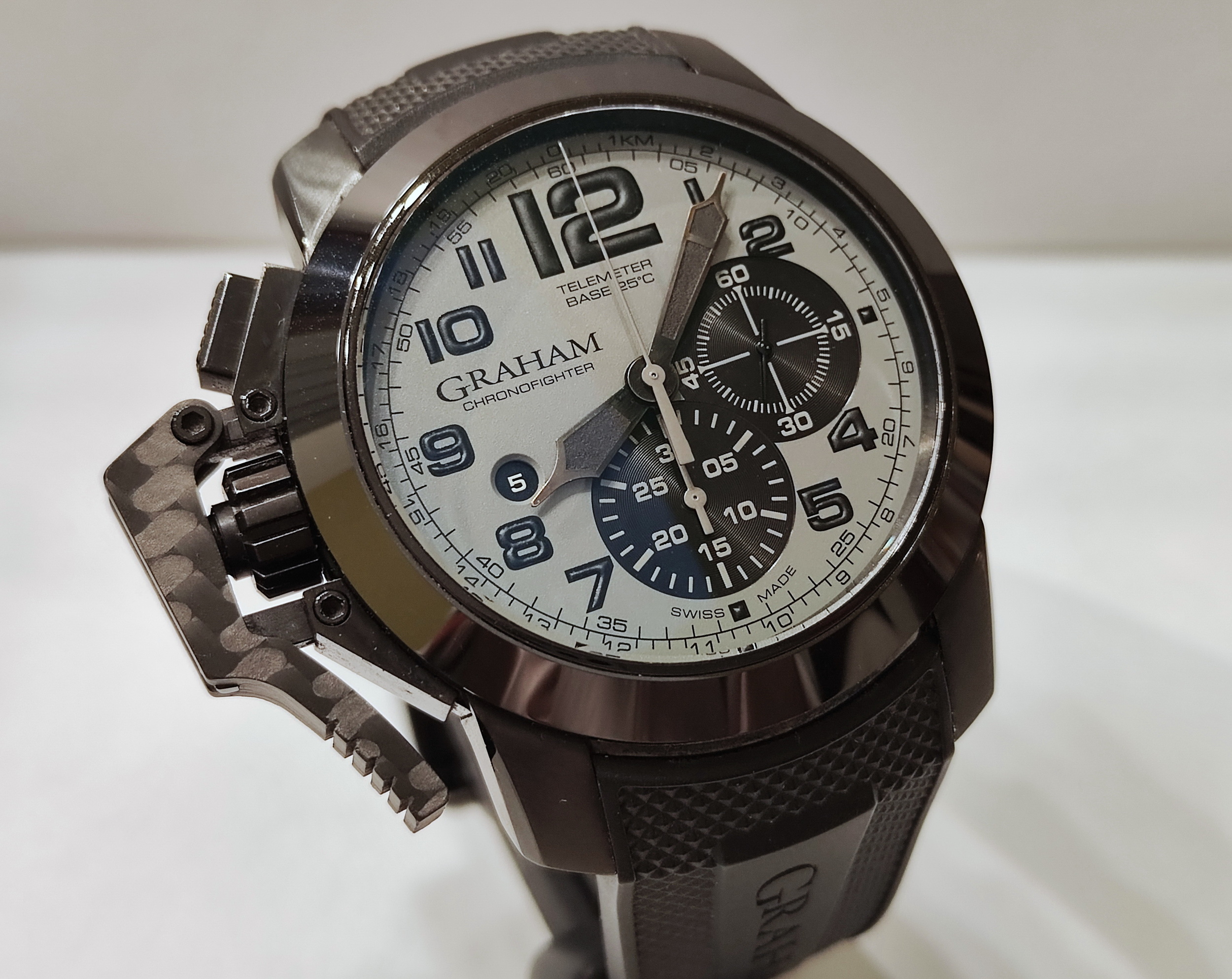GRAHAM 格拉漢 Chronofighter 左冠手榴彈 大錶徑47mm 鍍黑錶殼 自動上鍊 計時碼錶 碳纖維 單錶 3