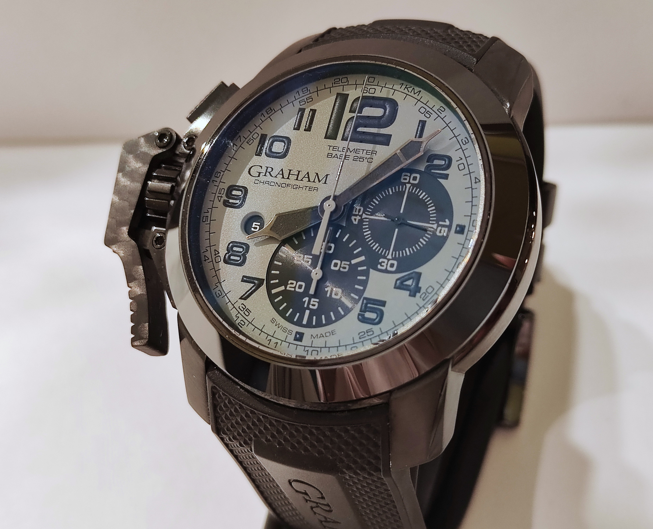 GRAHAM 格拉漢 Chronofighter 左冠手榴彈 大錶徑47mm 鍍黑錶殼 自動上鍊 計時碼錶 碳纖維 單錶 2