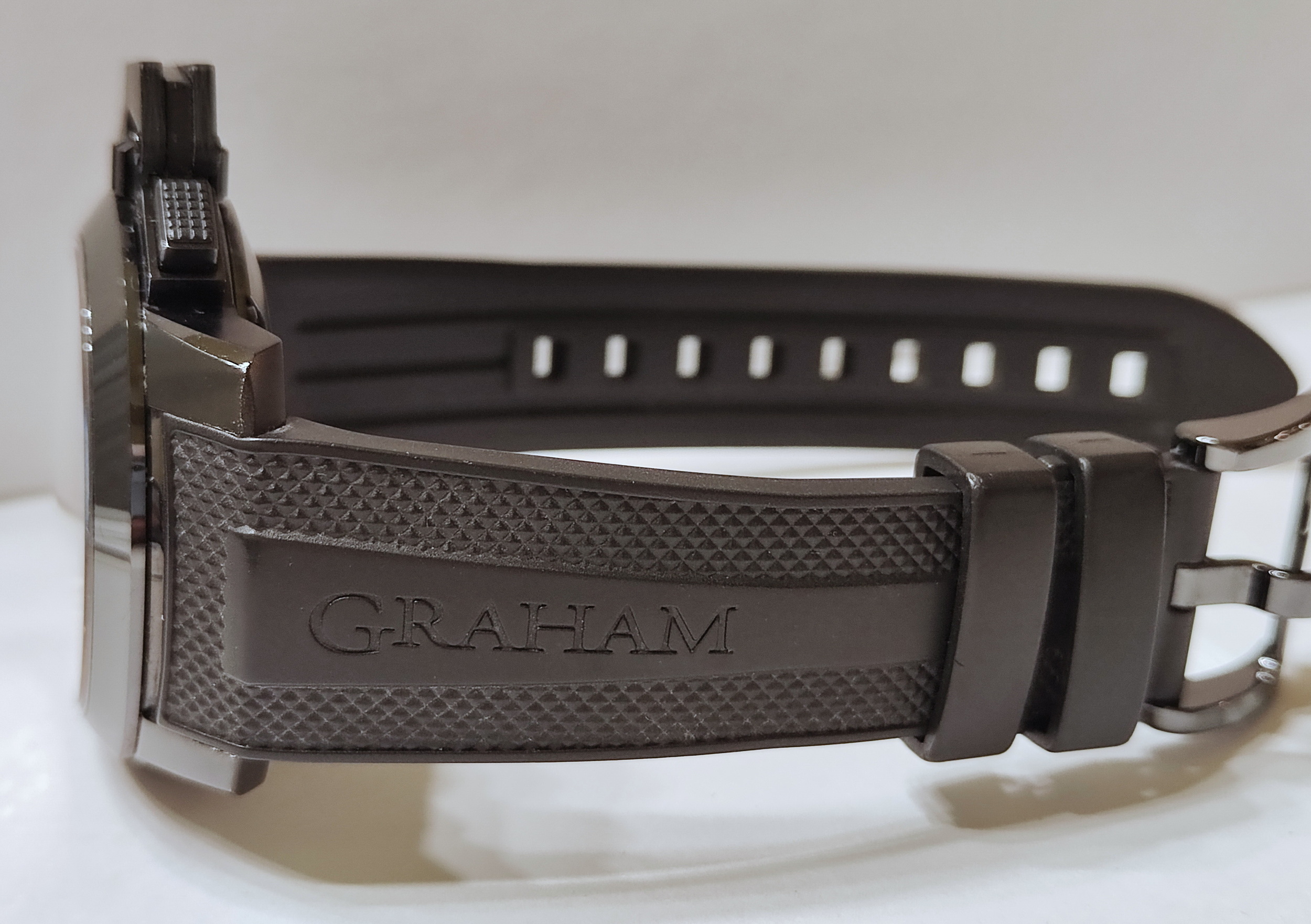 GRAHAM 格拉漢 Chronofighter 左冠手榴彈 大錶徑47mm 鍍黑錶殼 自動上鍊 計時碼錶 碳纖維 單錶 7