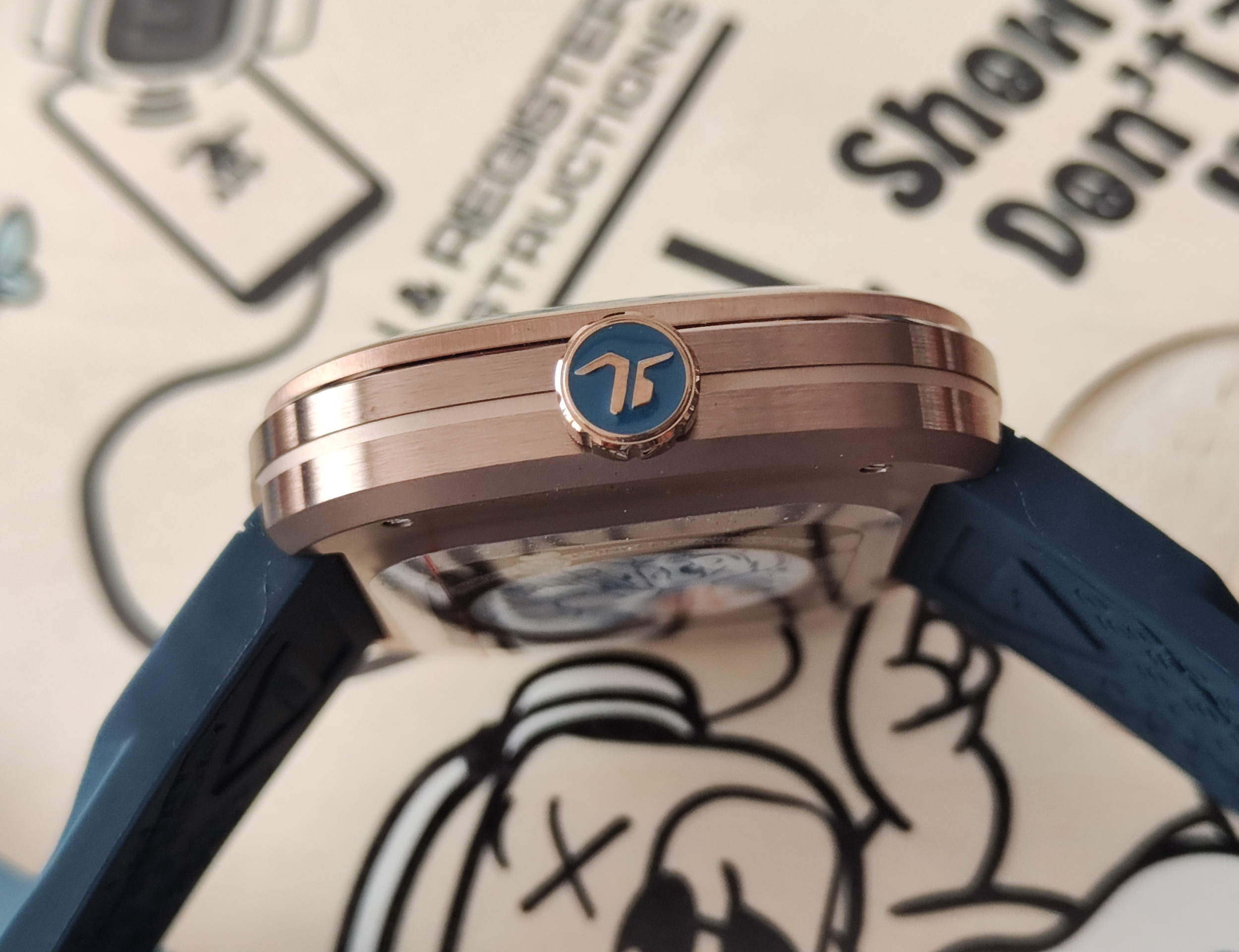 SEVENFRIDAY 全新 T2/08 Riley Music 熊彈吉他 音符面盤 全球限量~原廠盒單 2026AD 3