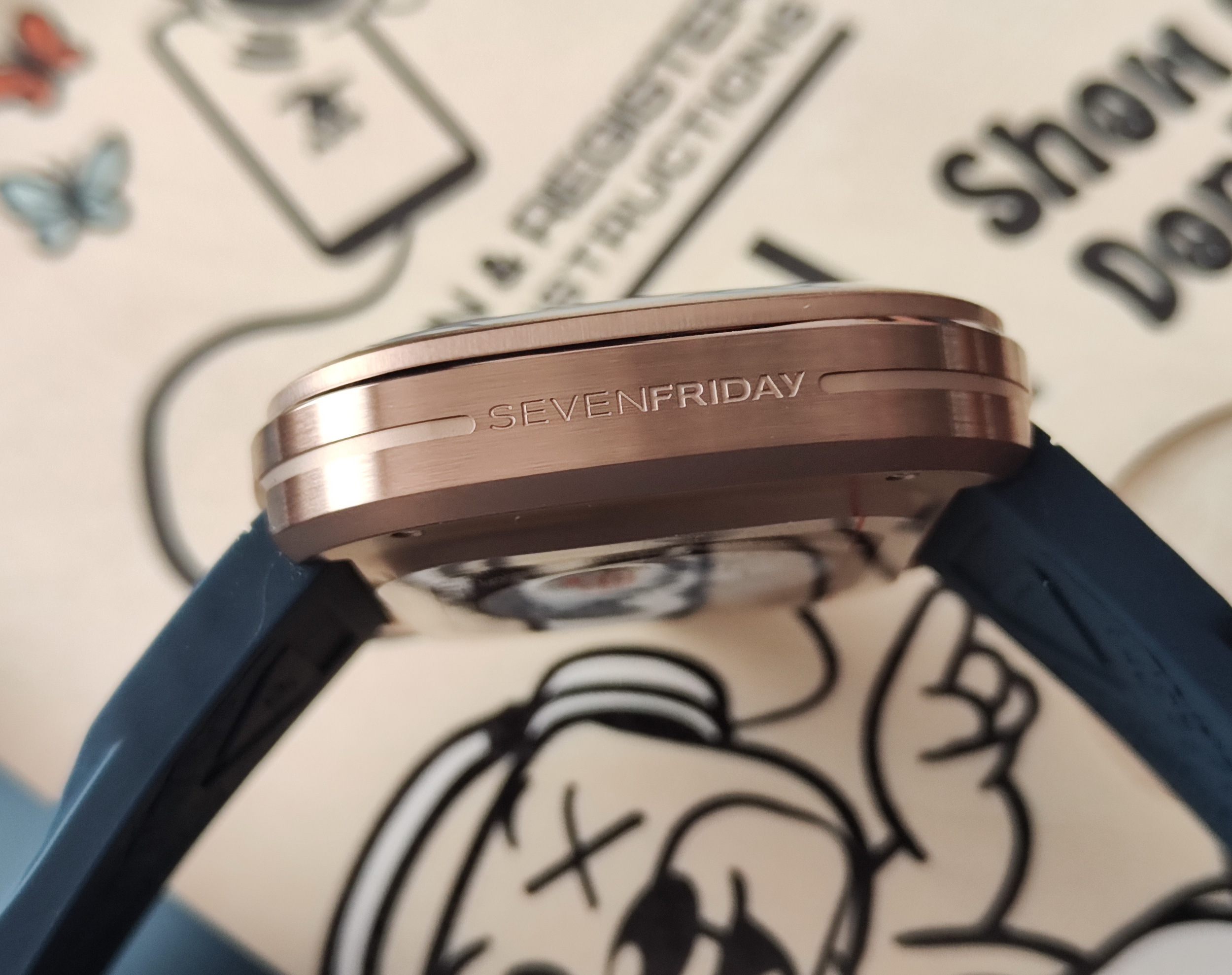 SEVENFRIDAY 全新 T2/08 Riley Music 熊彈吉他 音符面盤 全球限量~原廠盒單 2026AD 5