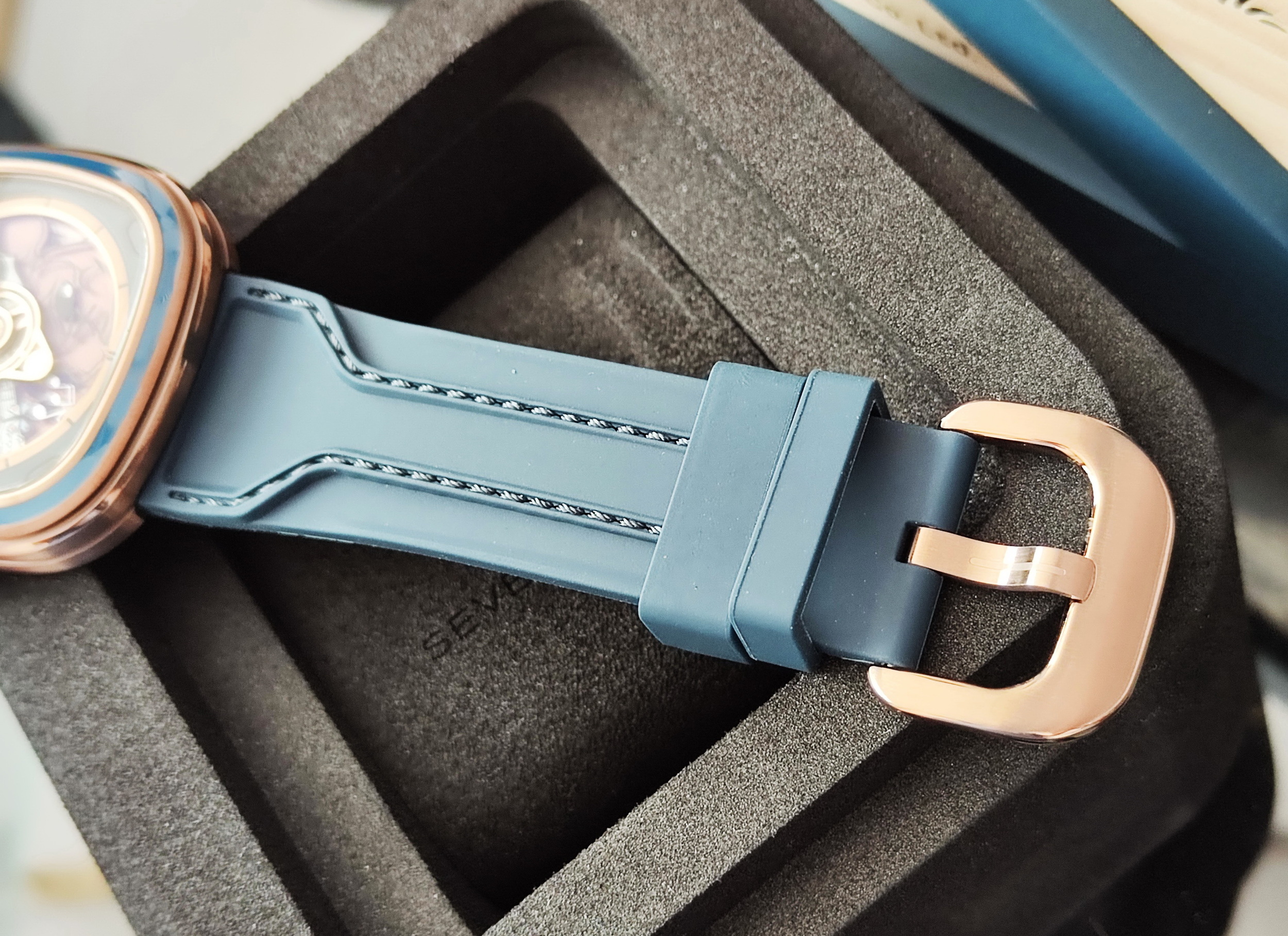 SEVENFRIDAY 全新 T2/08 Riley Music 熊彈吉他 音符面盤 全球限量~原廠盒單 2026AD 6