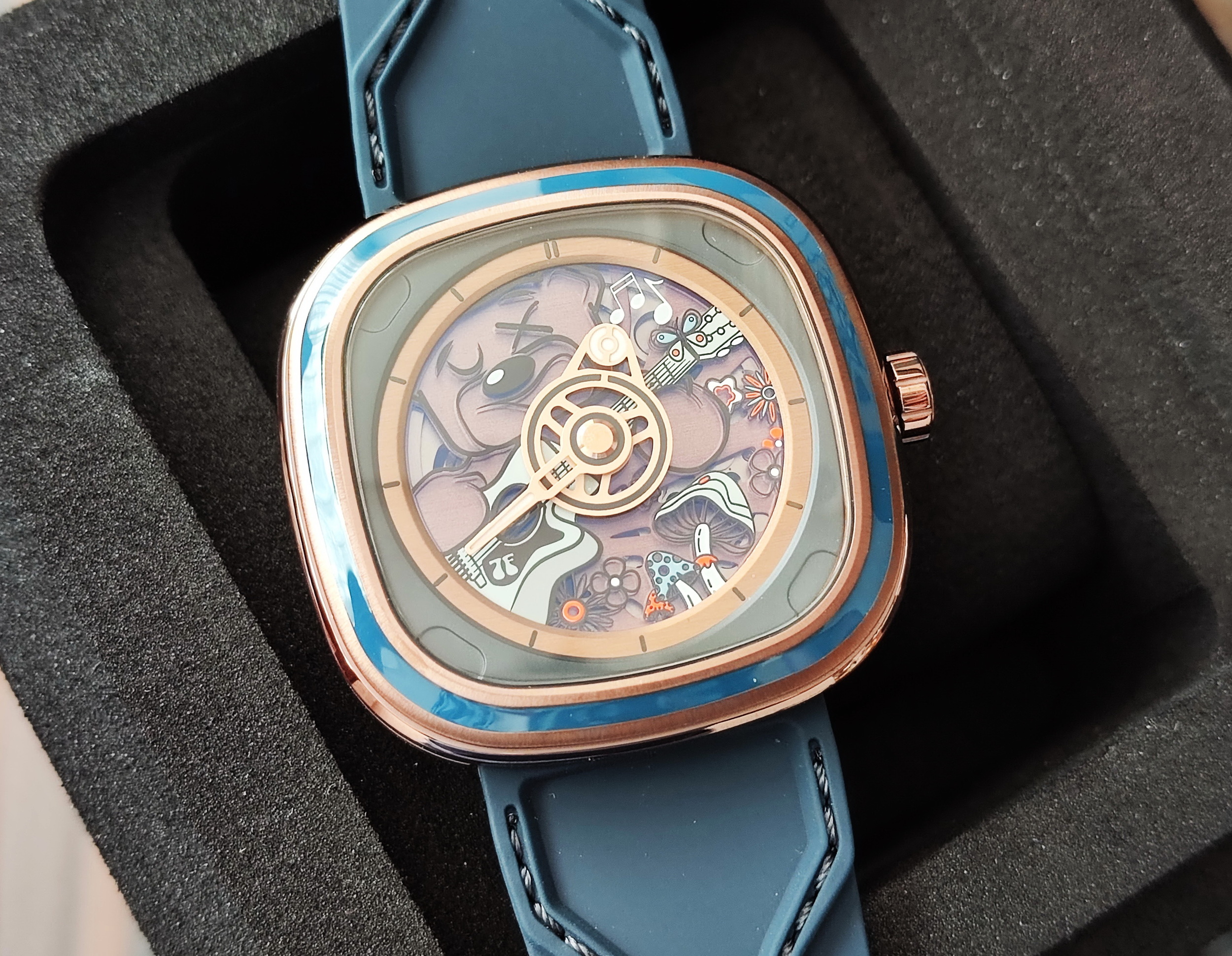 SEVENFRIDAY 全新 T2/08 Riley Music 熊彈吉他 音符面盤 全球限量~原廠盒單 2026AD